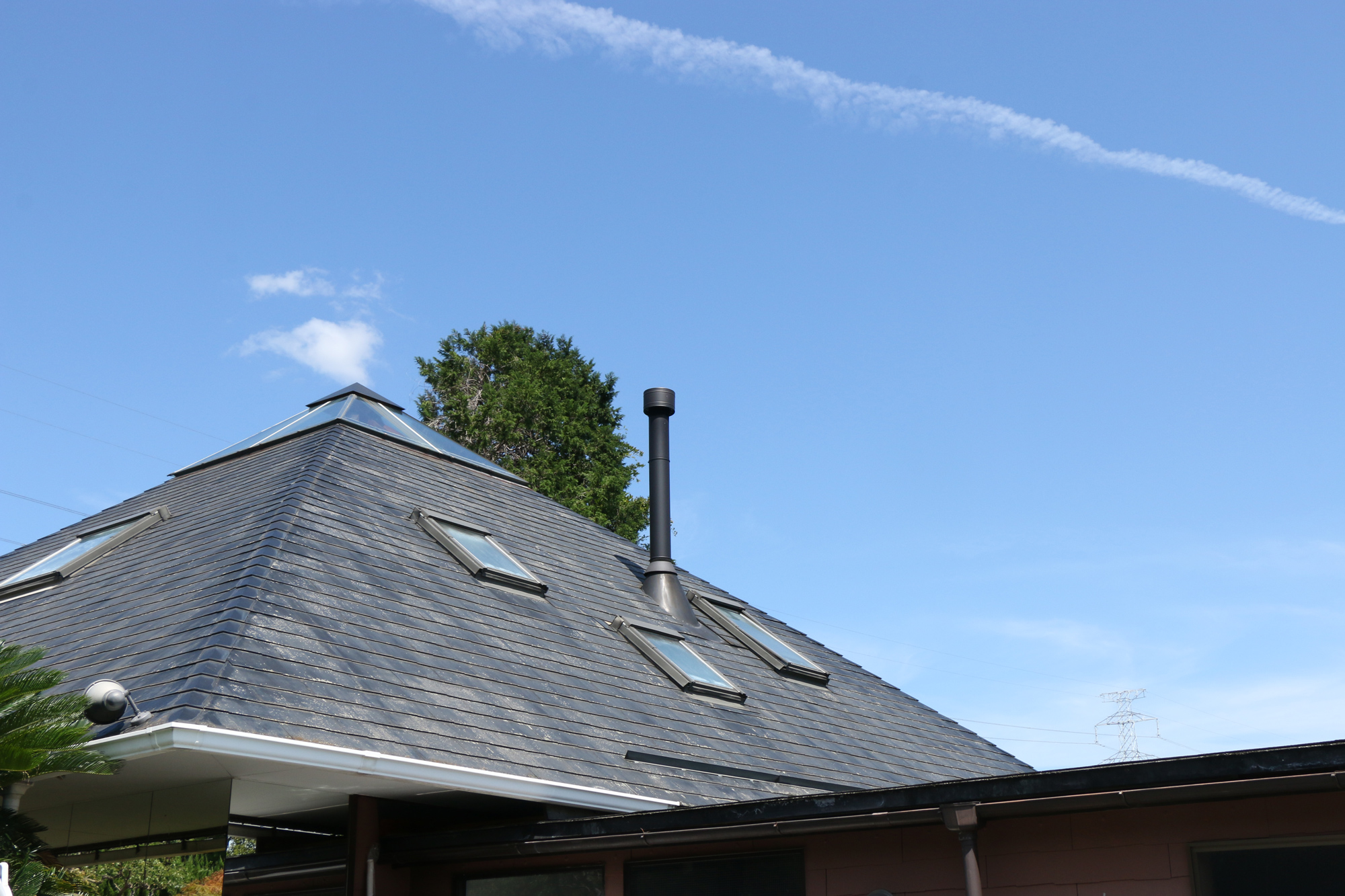 プロによる薪ストーブのメンテナンス。新品のようにキレイになりました!