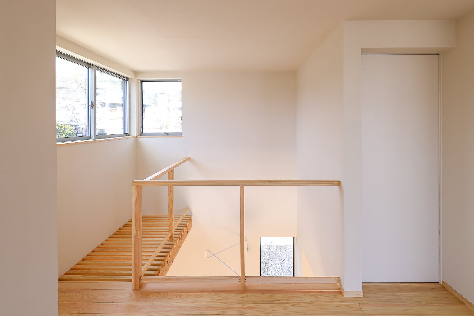 木の家 新築注文住宅「太陽がはぐくむ家」(宝塚市) 14 階段上